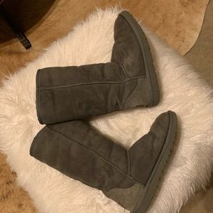 Tall grey uggs size 6